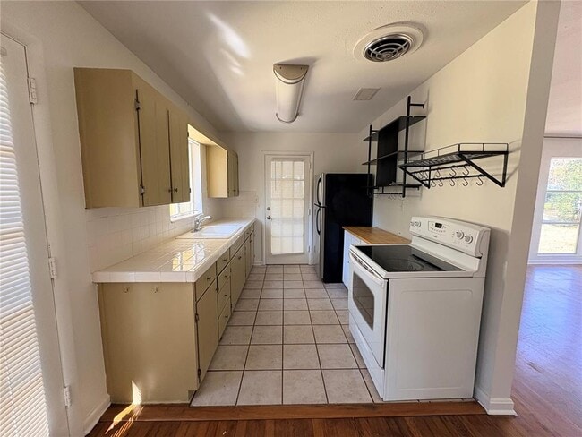 Photo - 538 NW 35th St