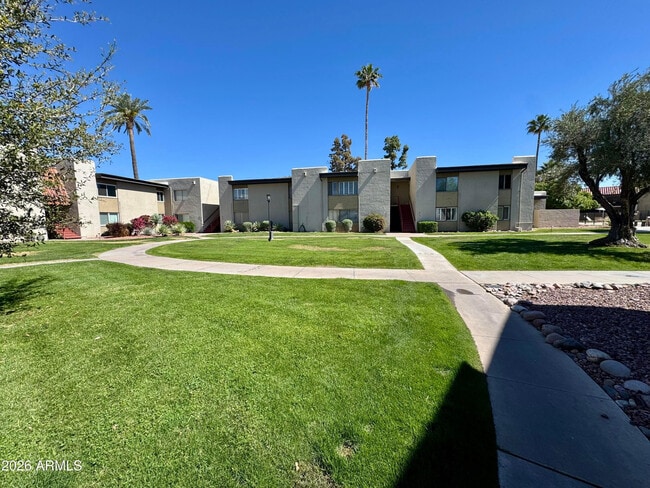 Building Photo - 4201 E Camelback Rd Unit 18