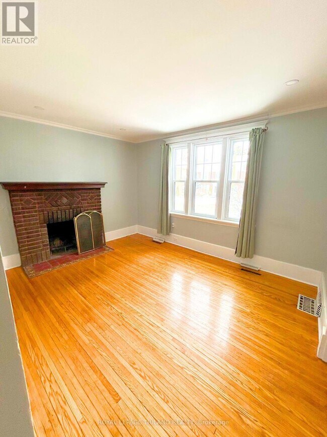 Photo - 181 Ridout St S