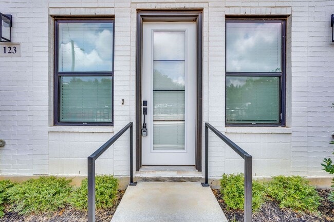 Photo - 123 Thornton St