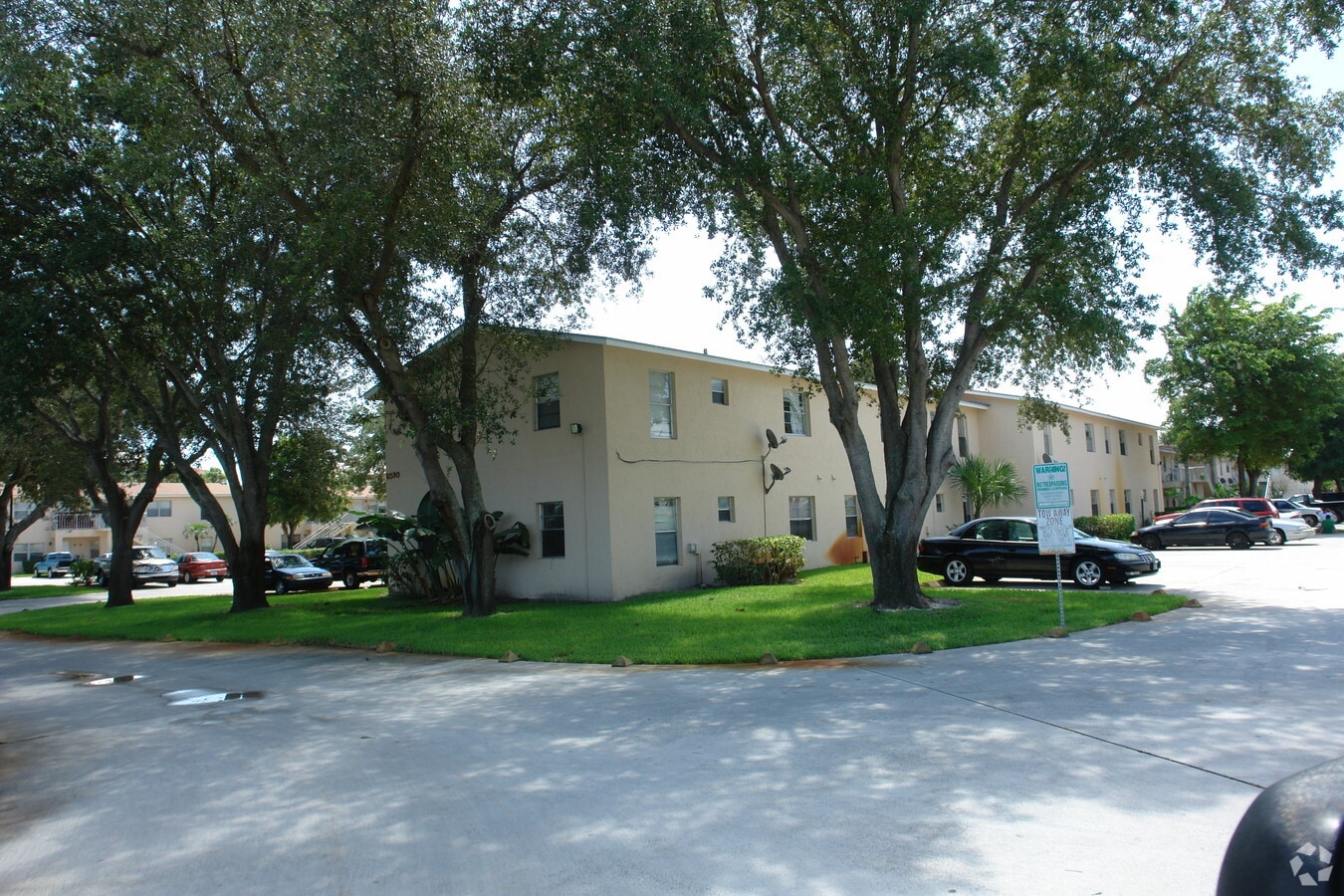 Jupiter Gardens Apartments - Jupiter Gardens Apartments