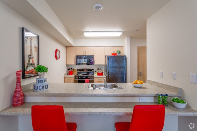 1BR, 1BA - 596 SF