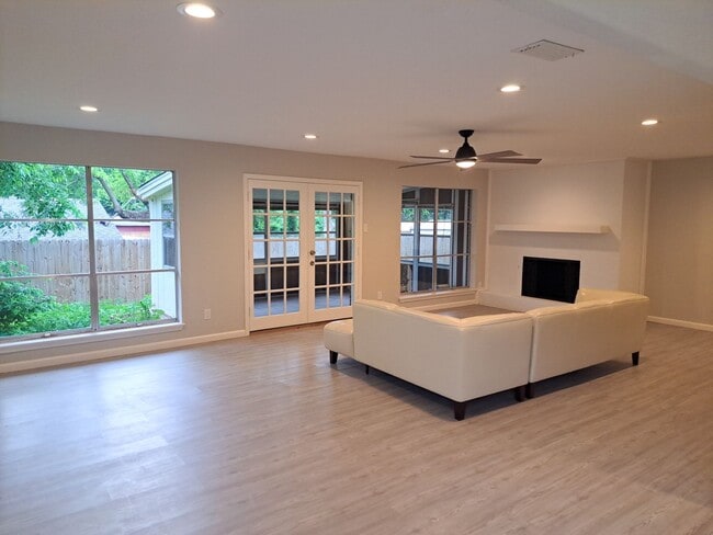 Updated 4 Bedroom / 2 Bath / 2 Car Garage - Updated 4 Bedroom / 2 Bath / 2 Car Garage House