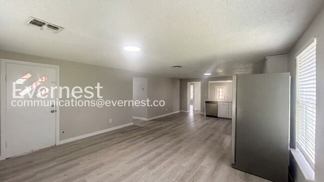Photo - 3 Bed/2 Bath Home with Fenced Yard & Carport / Pet-Friendly / Available Now!