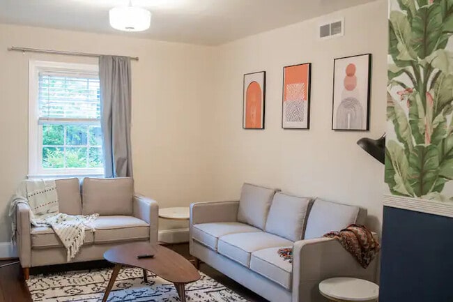 Photo - 612 E Woodlawn Rd