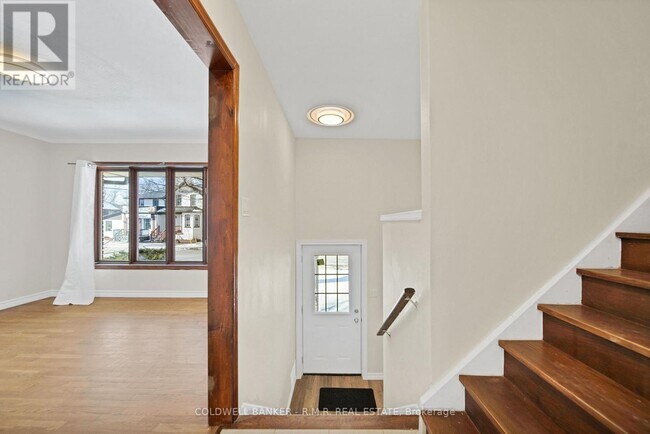 Photo - 60 Albert St S