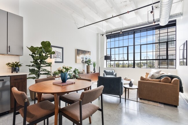 Espacio tipo loft diáfano con techos de doce pies de altura y ventanas originales de la fábrica.