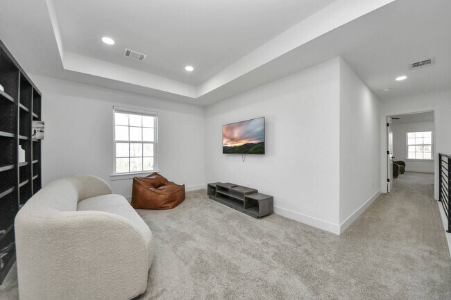 Photo - 6747 Peerless St