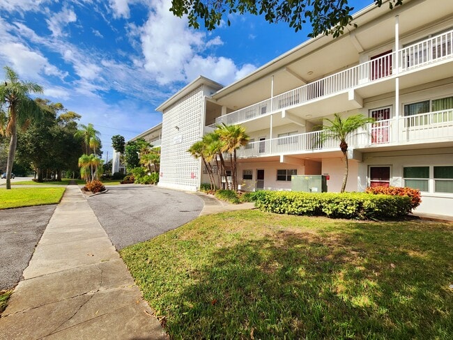 Condominium Disston Arms ! The quietest Community - 5155 9th Ave N Unit 112 B