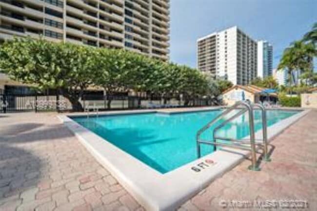 Building Photo - 2555 Collins Ave Unit 808