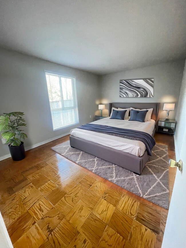 TOWNE CREST APARTMENTS