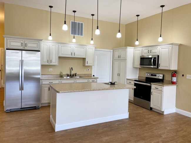 Beautiful kitchen with stainless steel appliances. - 104 S Main Apartamentos Unidad Suite 1