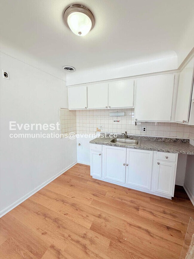 Photo - 15601 Schoolcraft Rd Unit 5