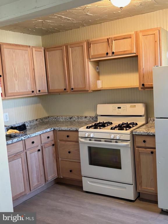 Photo - 914 Burnside Rd