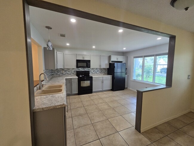 Spacious and bright! - 35120 Whispering Oaks Blvd