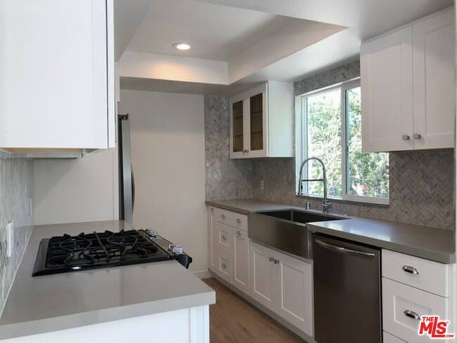 Building Photo - 853 Hayworth Ave Unit 201