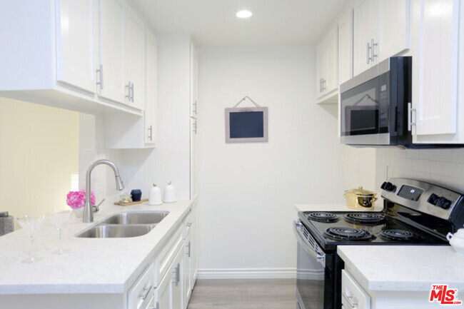 Building Photo - 536 S Manhattan Pl Unit 311 Rental