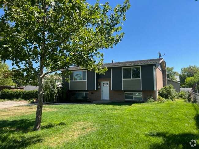 Building Photo - Beautifully updated home with fenced backyard