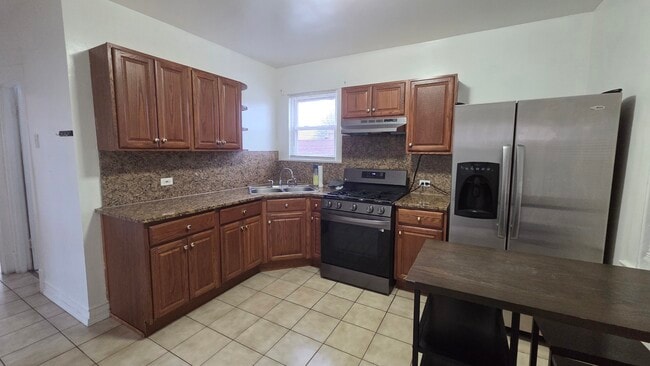 Building Photo - 2446 N Rutherford Ave Unit 2