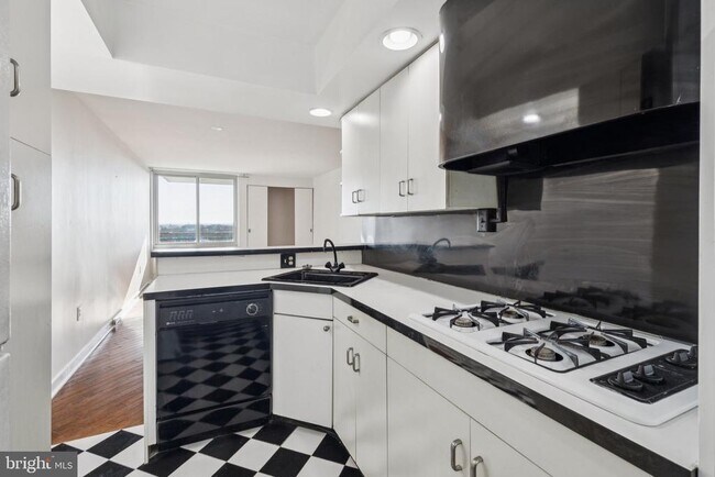 Photo - 604 S Washington Square Unidad 809