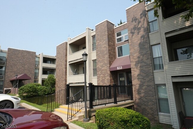 Photo - 833 Main St Unit E