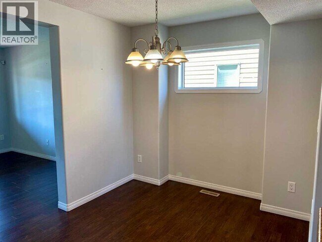 Photo - 9106-9192 92 Ave