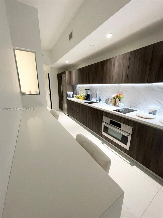 Building Photo - 851 NE 1st Ave Unit 305