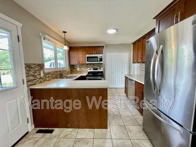 Photo - 315 Prior Rd S