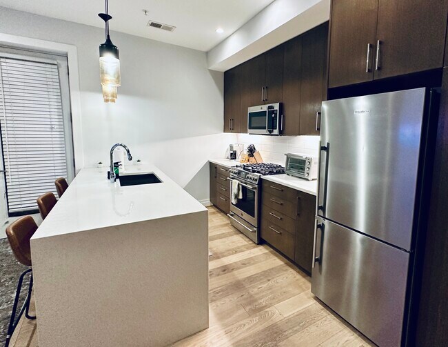 Estufa a gas de seis hornillas, gabinetes de cierre suave. - 7101 Georgia Ave NW Unidad 02