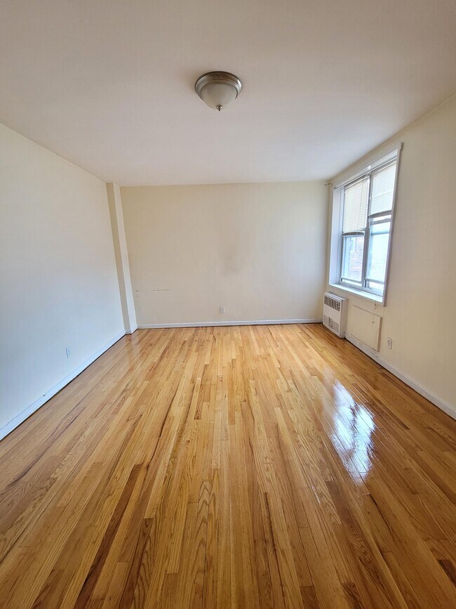 King Size Bedroom - 35 E Hartsdale Ave Unidad 5F