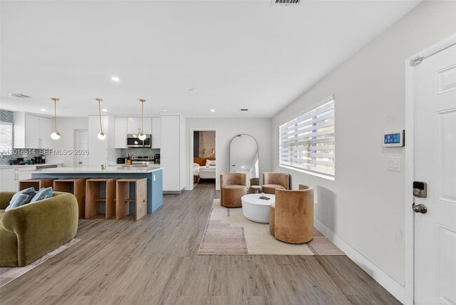 Photo - 190 NE 173rd St
