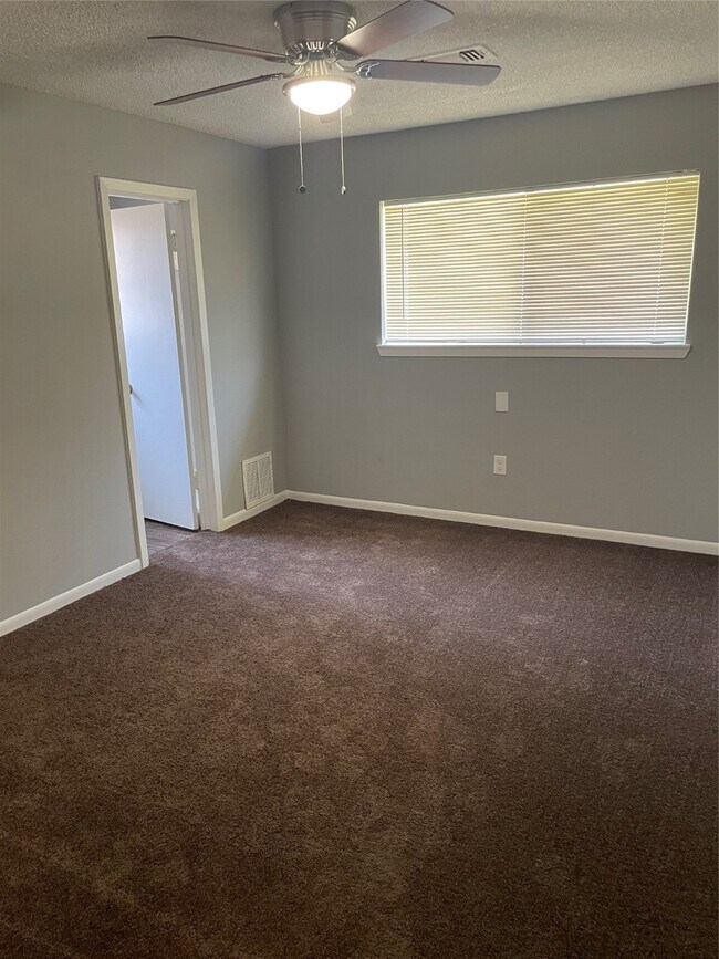 Photo - 614 Meadowglen Dr