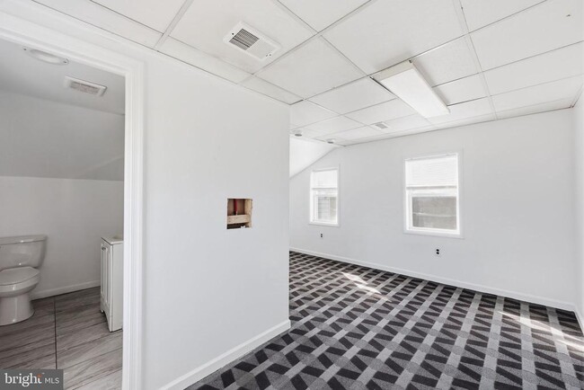 Building Photo - 7909 Oxford Ave