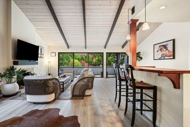 Photo - 140 Sand Hill Cir