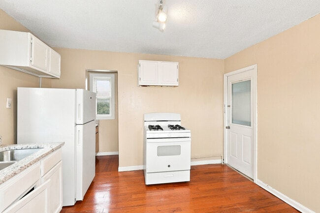 Photo - 1097 Suburban Ave E