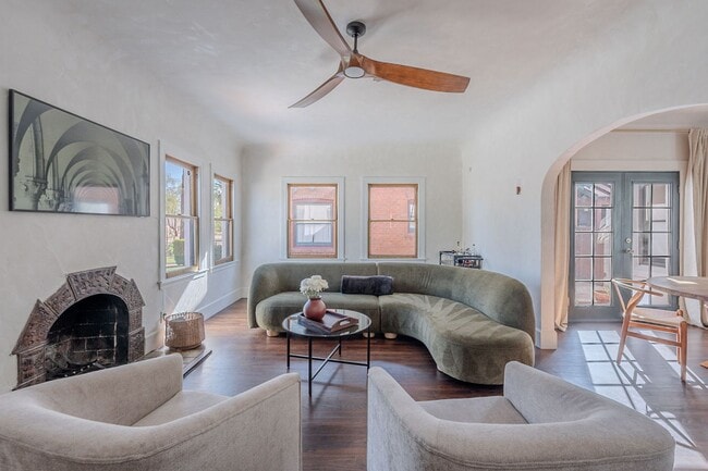 Building Photo - Rare 2 Bed 2 Bath Remolded Home in FQ Hist...