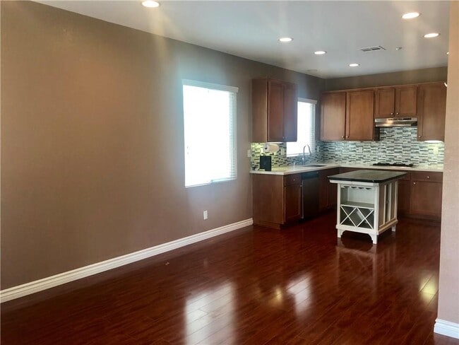 Photo - 16748 Broadmoor Way