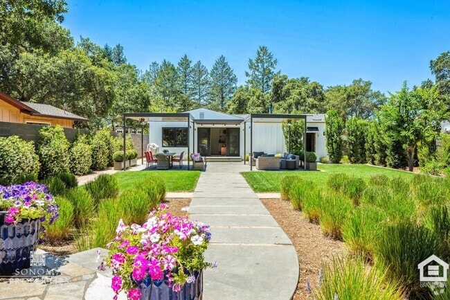 Building Photo - 3 Bedroom Exquisitely Furnished Home