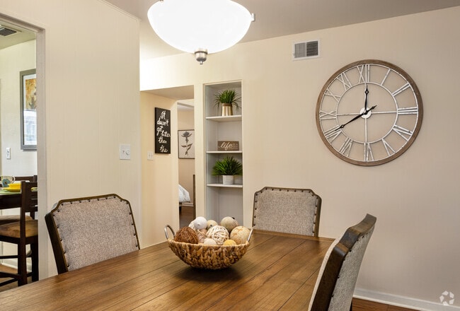 2BD/2BA - 1,275 SqFt - Dining Room