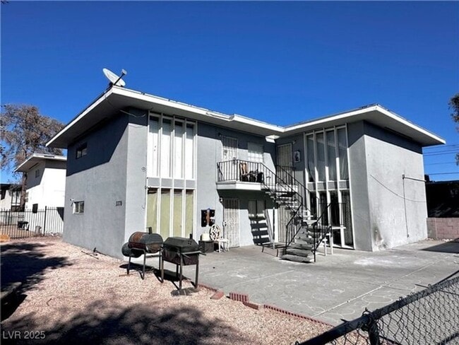 Building Photo - Bright & Spacious 2-Bedroom Upstairs Unit 4