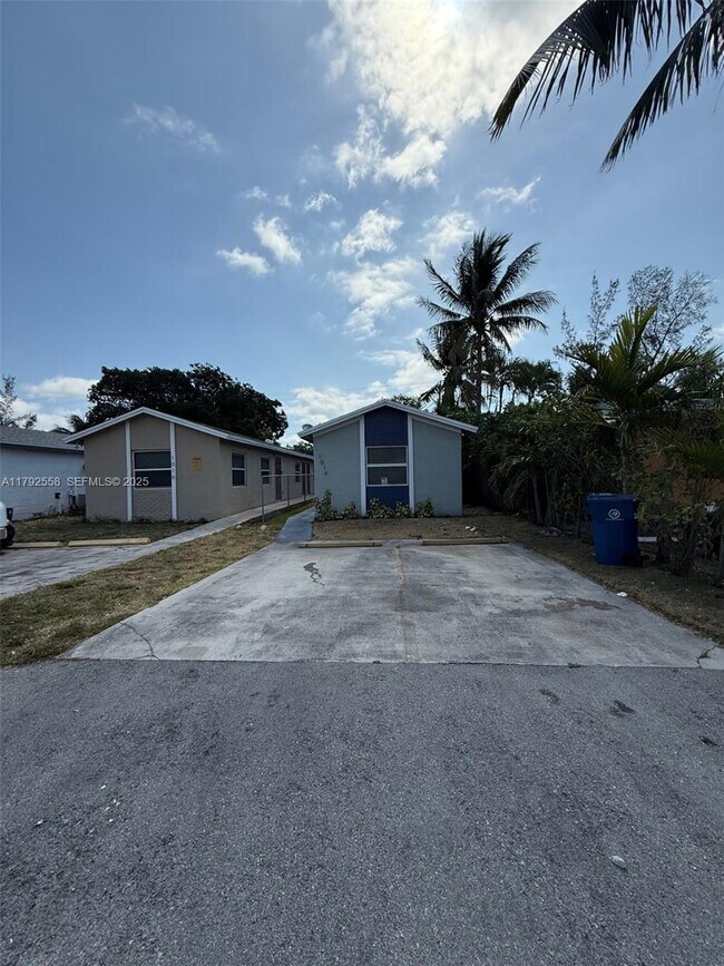 Building Photo - 1014 NW 6th Ave Unit 1-2