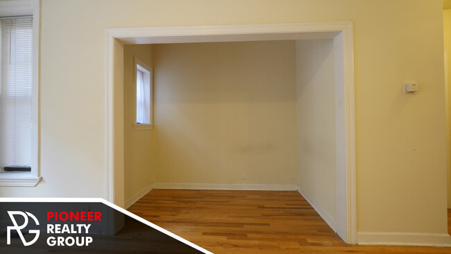 Photo - 717 W Barry Ave