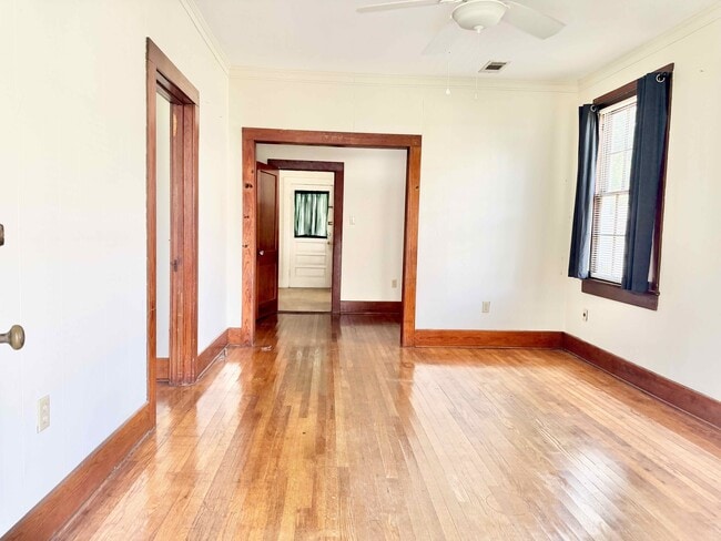Photo - 2554 Zeeland Ave