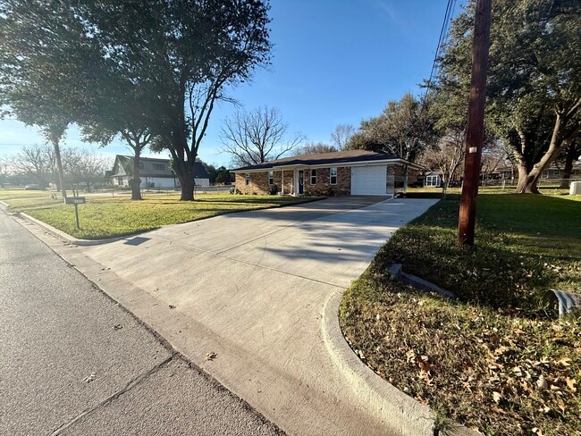 Photo - 307 W Karnes Dr