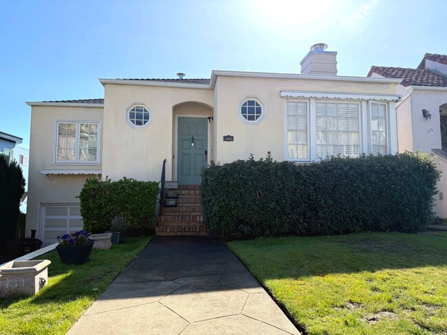 UPDATED BRIGHT 2000sf 4BR/2BA Monterey Hei... - UPDATED BRIGHT 2000sf 4BR/2BA Monterey Hei... Casa