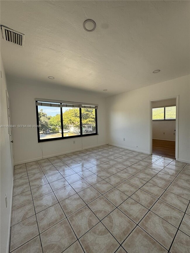 Photo - 350 Madeira Ave Unidad D