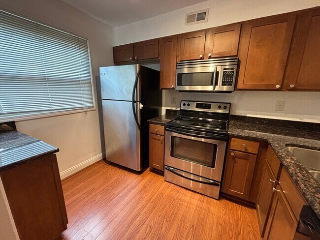 2 Bedroom Townhome walking distance to Plaza Midwood.