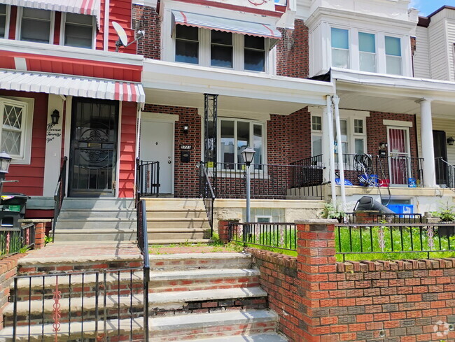 Building Photo - 5723 N Woodstock St Rental