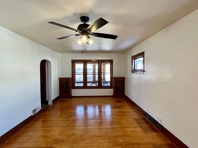 Building Photo - 733 S 6th Ave Unit Lower