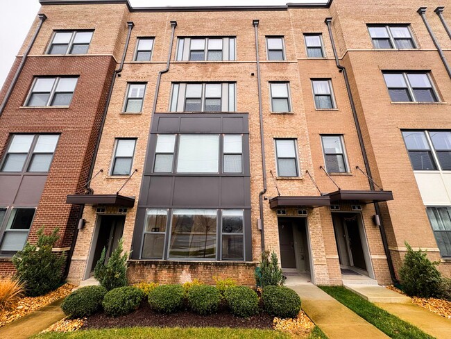 Modern 2 Bed 2.5 Bath Townhome with Den & ... - Modern 2 Bed 2.5 Bath Townhome with Den & ...